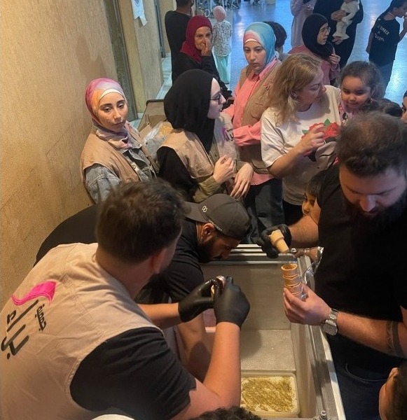 جمعية "براء" توزع "البوظة" على النازحين من جنوب لبنان إلى "كلية الصحة-صيدا"