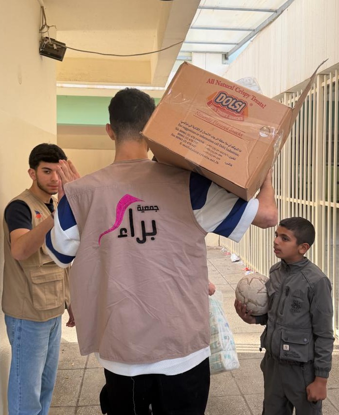جمعية "براء" توزع مستلزمات للأطفال النازحين إلى "متوسطة عبرا الرسمية" - صيدا